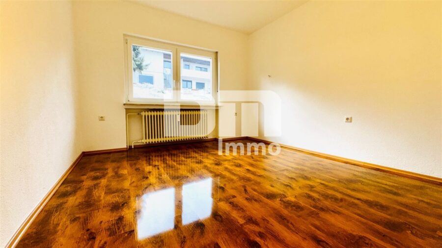 (R)eserviert!Teilsaniertes Ein- bis Zweifamilienhaus mit zusätzlichen Wohnraum - EG Schlafzimmer / Kinderzimmer